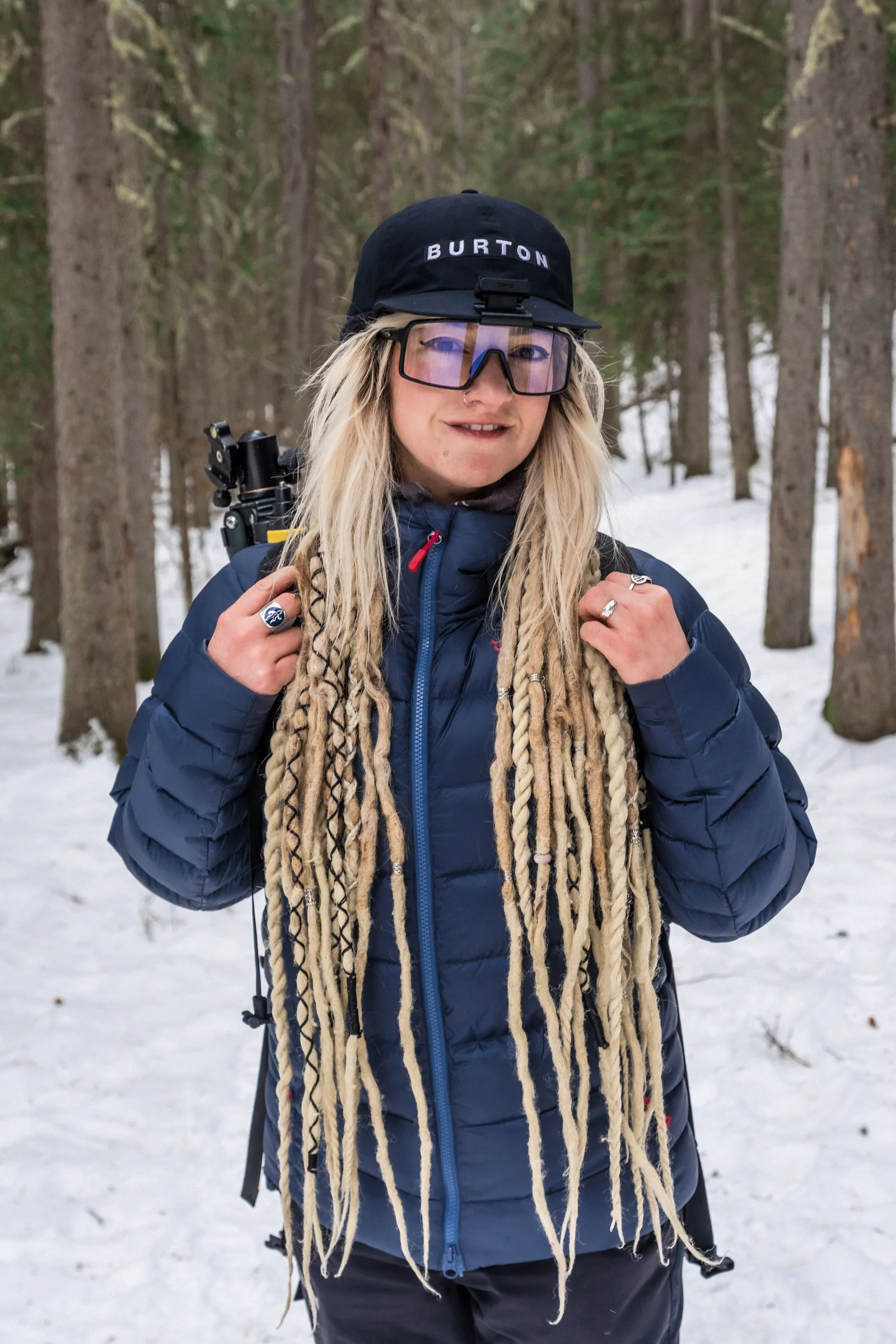 Cari Letelier con su cámara al hombro, en un bosque nevado en Banff, Canadá.